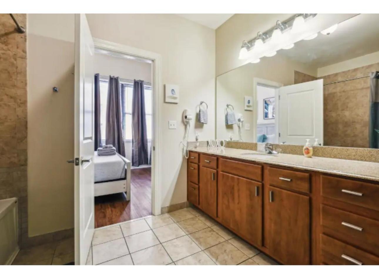 Amazing Condos Beautiful View 2 Blocks To French Quarter, Small Rooftop Pool, Gym, Seanger Theater, Super Dome, And Bourbon St New Orleans Bilik gambar