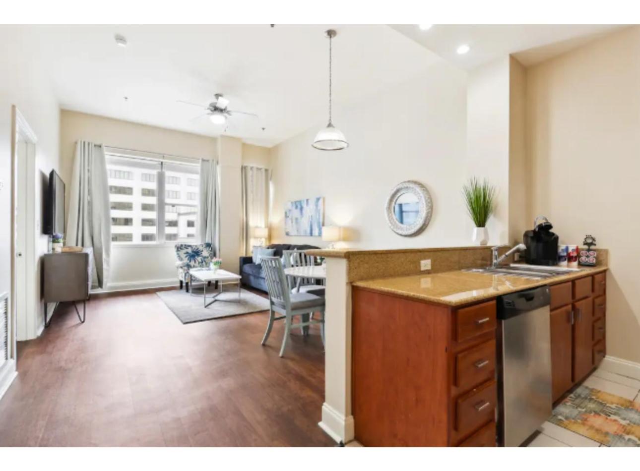 Amazing Condos Beautiful View 2 Blocks To French Quarter, Small Rooftop Pool, Gym, Seanger Theater, Super Dome, And Bourbon St New Orleans Bilik gambar