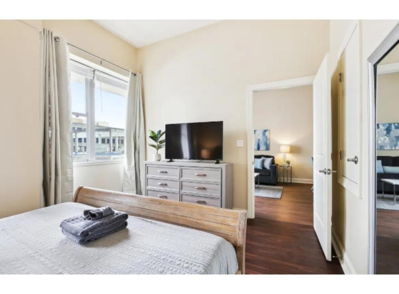 Amazing Condos Beautiful View 2 Blocks To French Quarter, Small Rooftop Pool, Gym, Seanger Theater, Super Dome, And Bourbon St New Orleans Bilik gambar