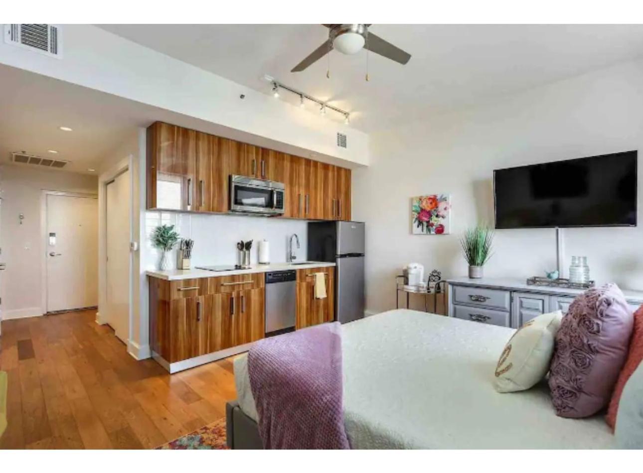 Amazing Condos Beautiful View 2 Blocks To French Quarter, Small Rooftop Pool, Gym, Seanger Theater, Super Dome, And Bourbon St New Orleans Bilik gambar